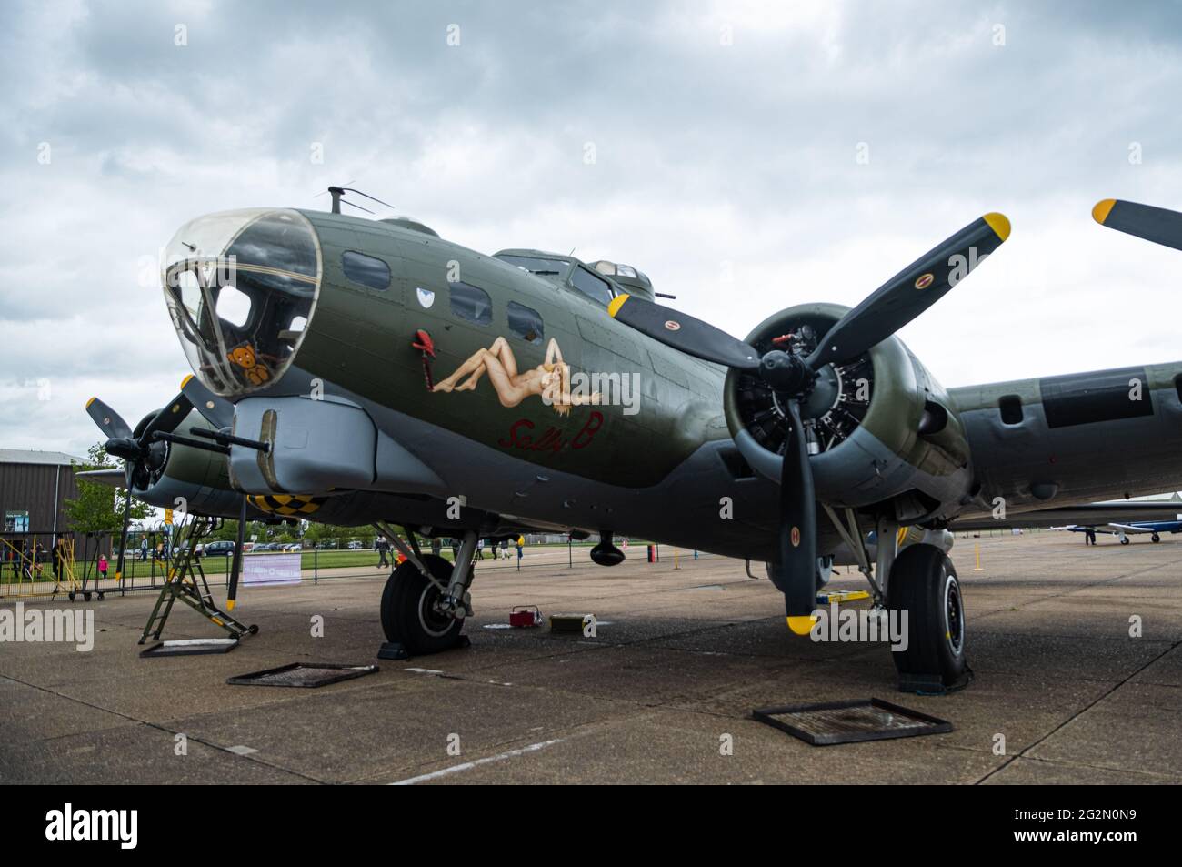 Duxford Inghilterra Maggio 2021 Vista laterale del Sally B, b 17 bombardiere dalla seconda guerra mondiale. Essere in servizio alla pista di duxford Foto Stock