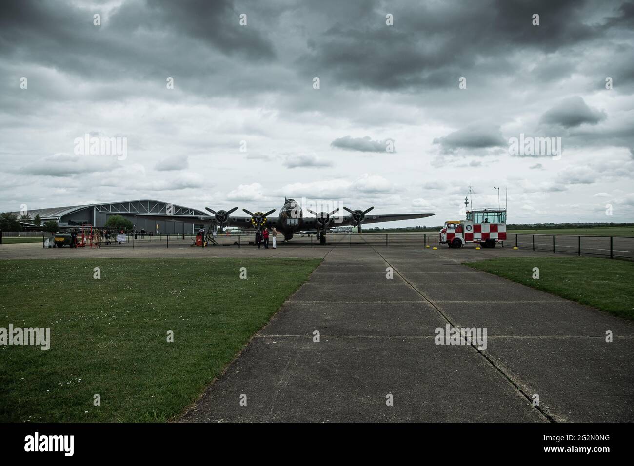 Duxford Inghilterra Maggio 2021 Vista a distanza del B 17 guerra mondiale strategica due bombardieri sulla pista di duxford. Cielo britannico nuvoloso. Bombardiere in servizio Foto Stock