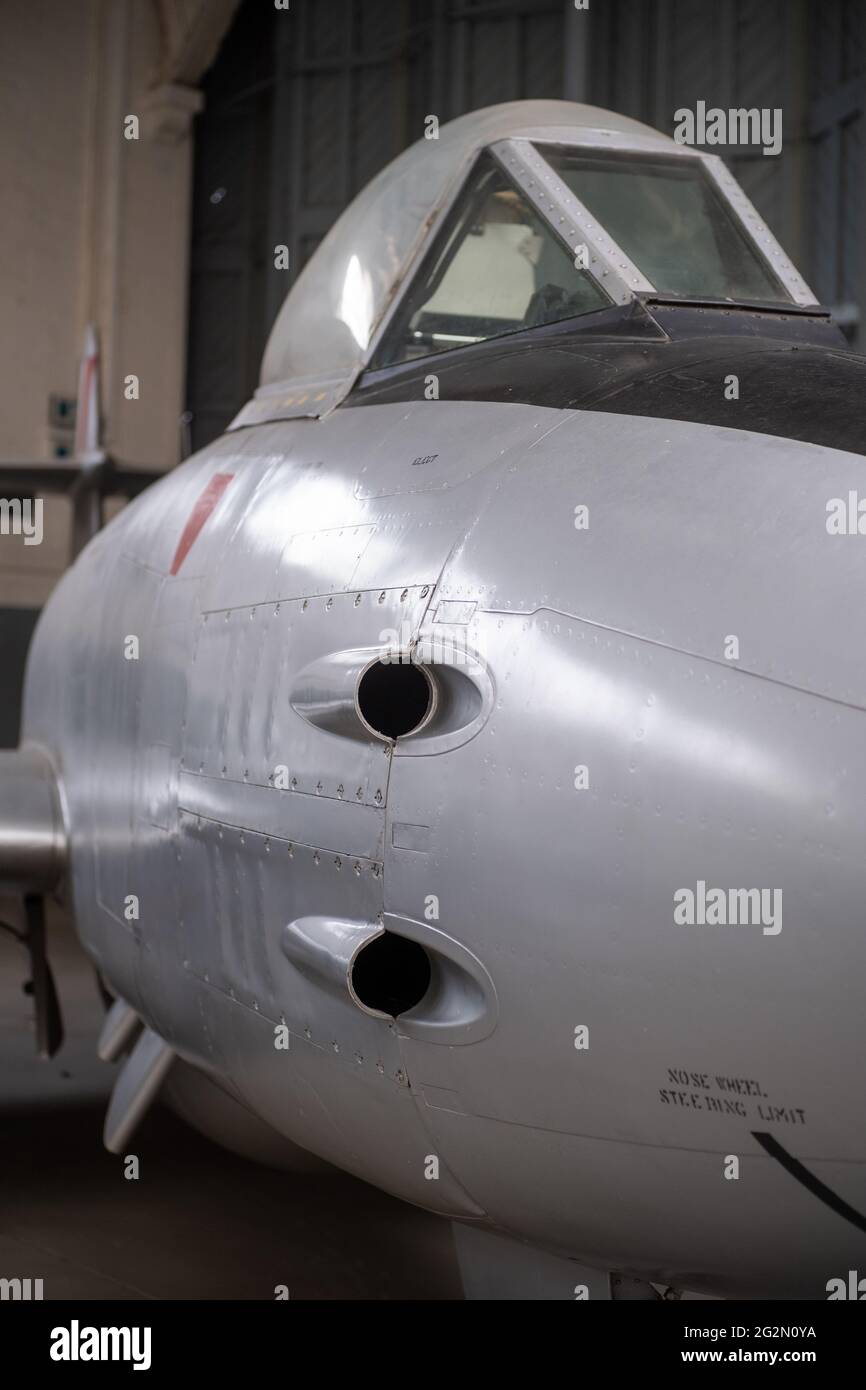 Duxford England May 2021 Vertical shot of the Gloster Meteor, primo combattente britannico alimentato a getto dalla fine della seconda guerra mondiale. Due canoni sul naso Foto Stock