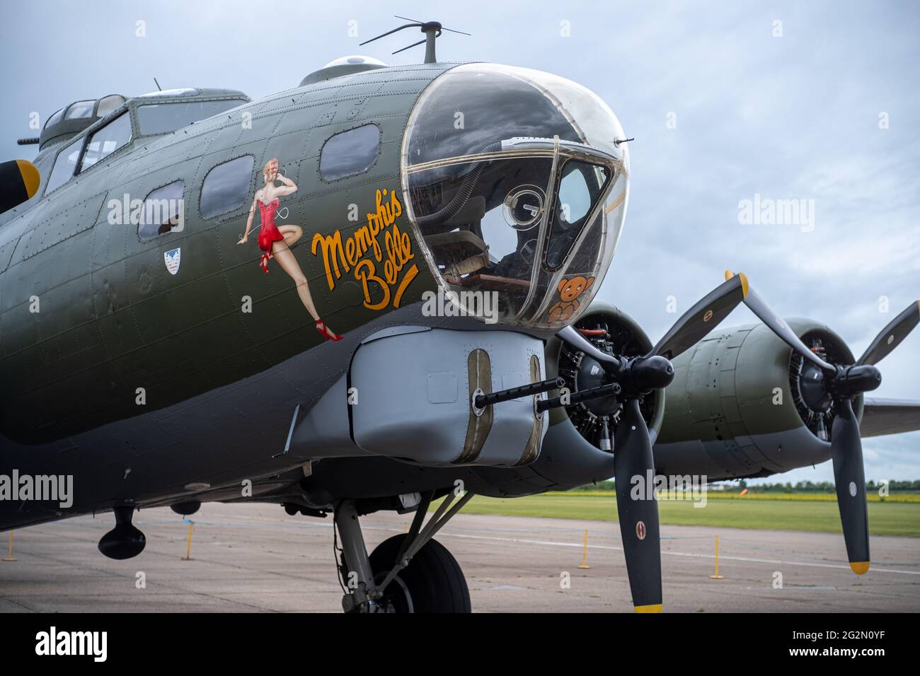 Duxford Inghilterra Maggio 2021 Vista frontale del bombardiere B17 Sally B, torretta a pistola a doppia canna nel naso Foto Stock