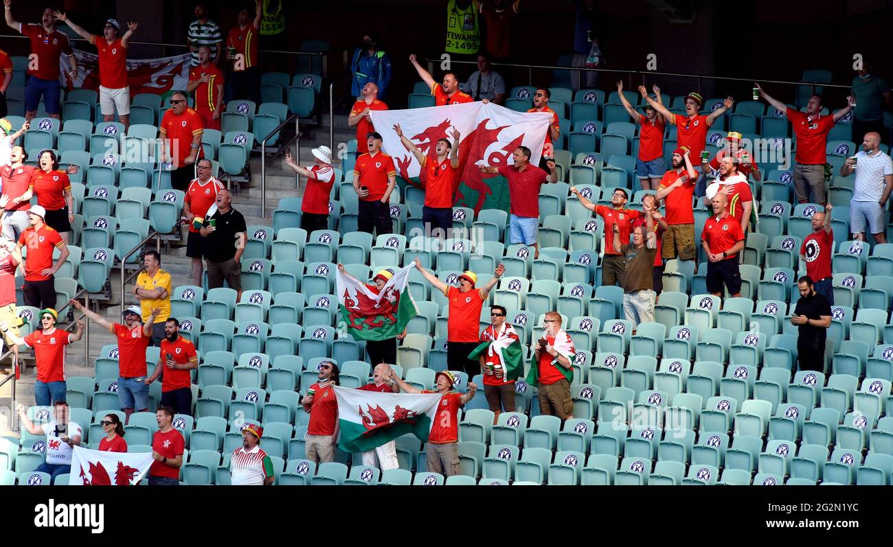 Tifosi del Galles negli stand durante la partita UEFA Euro 2020 del Gruppo A allo Stadio Olimpico di Baku, Azerbaigian. Data immagine: Sabato 12 giugno 2021. Foto Stock