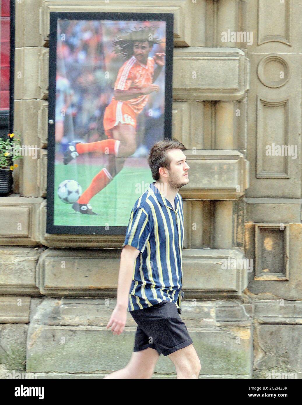 Glasgow, Scozia, Regno Unito, 12 giugno 2021. Regno Unito Meteo: Estate Euro 2021 febbre è apparso in città con un buon umore e bandiere che accompagnano la stagione estiva feeeling. Credit: Gerard Ferry/Alamy Live News Foto Stock