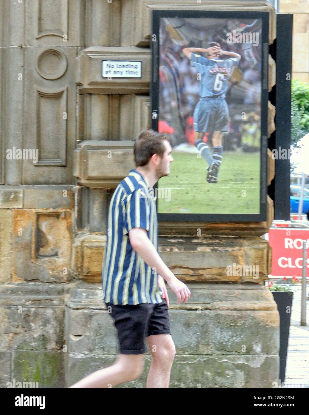 Glasgow, Scozia, Regno Unito, 12 giugno 2021. Regno Unito Meteo: Estate Euro 2021 febbre è apparso in città con un buon umore e bandiere che accompagnano la stagione estiva feeeling. Credit: Gerard Ferry/Alamy Live News Foto Stock
