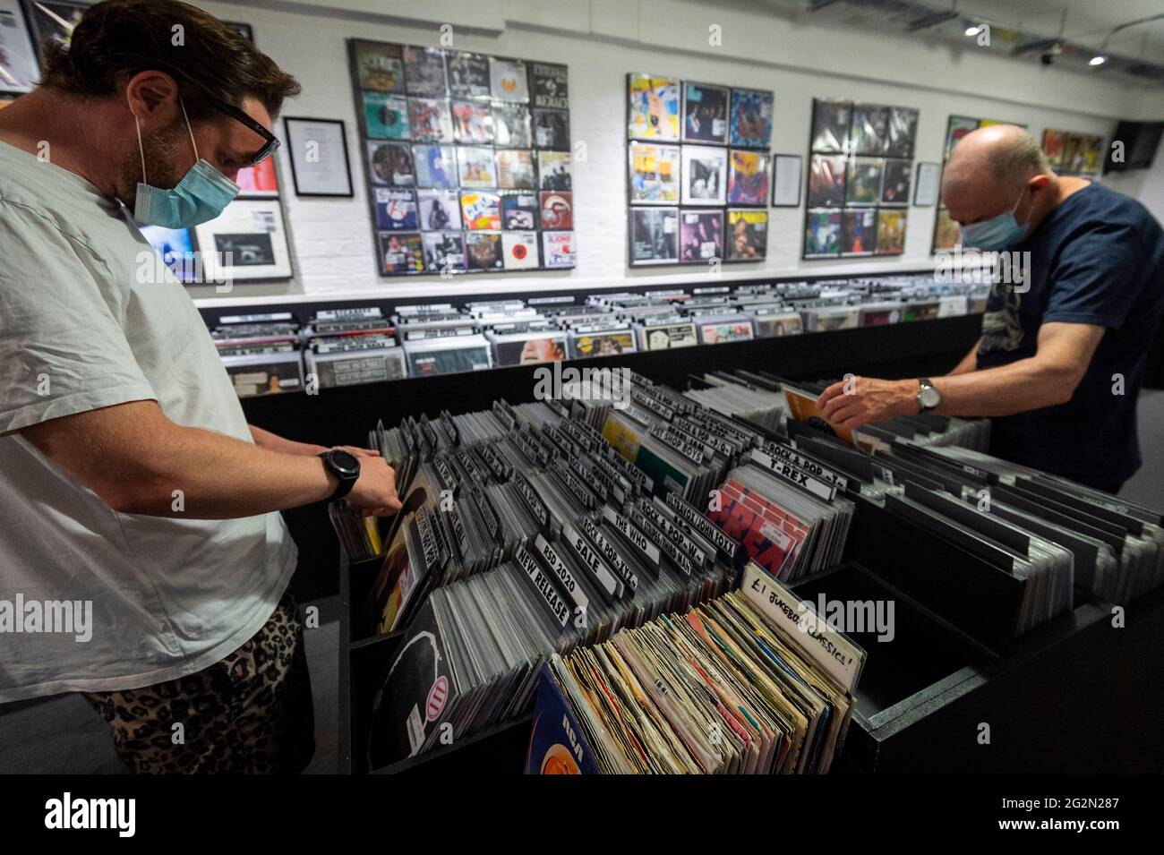 Londra, Regno Unito. 12 giugno 2021. I clienti di Sister Ray Records a Soho il giorno del Record Store, dove i negozi di dischi indipendenti di tutto il mondo celebrano la musica, incluse le speciali uscite in vinile realizzate esclusivamente per il giorno. Nel Regno Unito, le vendite di vinile sono aumentate per il tredicesimo anno consecutivo. Il BPI ha riferito che quasi 5 milioni di dischi sono stati venduti nel 2020 nel Regno Unito, in quanto, con più tempo trascorso a casa, gli amanti della musica hanno avuto il tempo di aggiungere alle loro collezioni. Credit: Stephen Chung / Alamy Live News Foto Stock