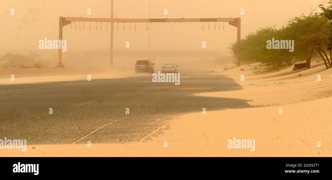 Jahra Governatorato. 12 giugno 2021. Le automobili corrono in polvere nel governatorato di Jahra del Kuwait il 12 giugno 2021. Una tempesta di sabbia ha travolto il Kuwait sabato. Credit: Asad/Xinhua/Alamy Live News Foto Stock