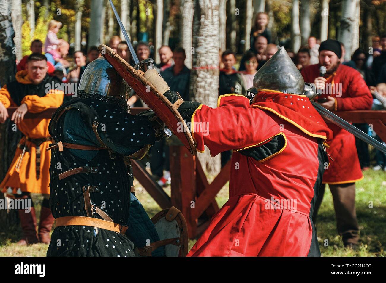 Ricostruzione di tornei medievali di cavalieri. Una lotta con la spada davanti a una folla di spettatori. Festival della cultura medievale. Bishkek, Kirghizistan - 13 ottobre 2019 Foto Stock