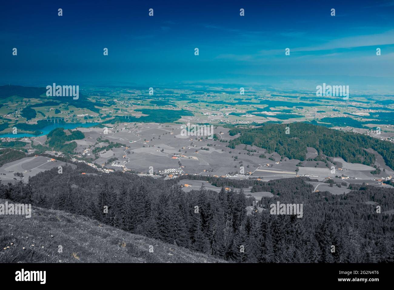 Vista panoramica delle Alpi svizzere vicino a 'la Berra', con foresta e cielo blu sullo sfondo, girato a la Berra, Gruyère, Svizzera Foto Stock