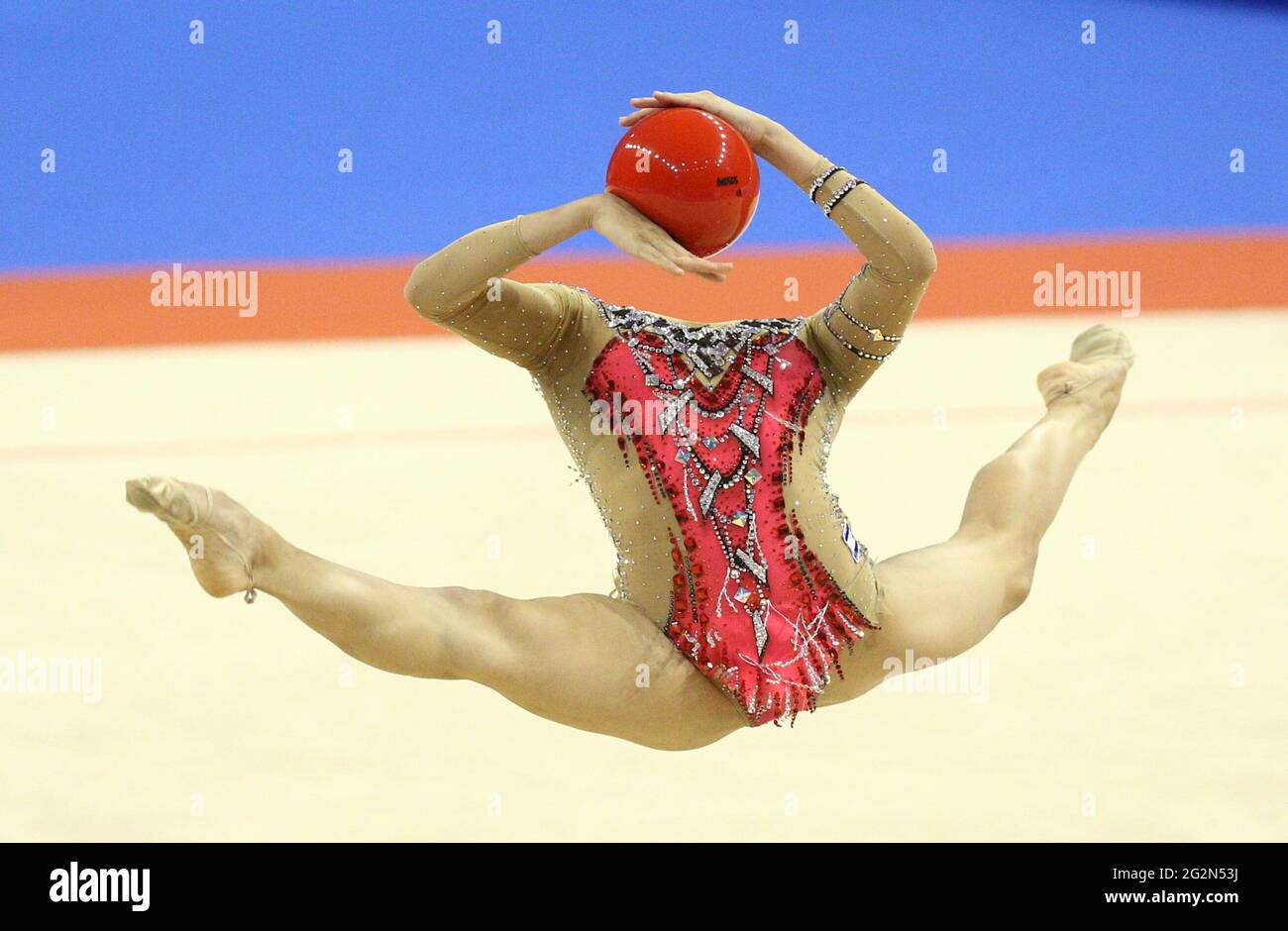 Ginnastica ritmica - 2021 Campionati europei di Ginnastica ritmica - Palazzo della Cultura e dello Sport, Varna, Bulgaria - 12 giugno 2021 l'Ashram di Linoy israeliano in azione durante la finale ritmica di Ginnastica Individual Ball REUTERS/Spasiyana Sergieva Foto Stock