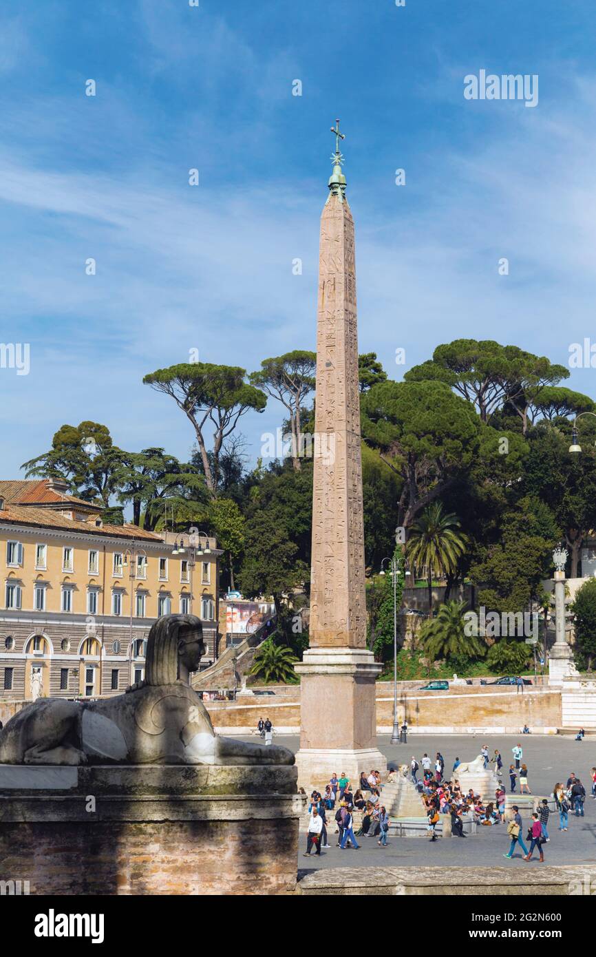 Roma, Italia. Piazza del Popolo. L'obelisco è stato portato da Heliopolis, Egitto durante il regno dell'Imperatore Augusto. Il centro storico di Ro Foto Stock