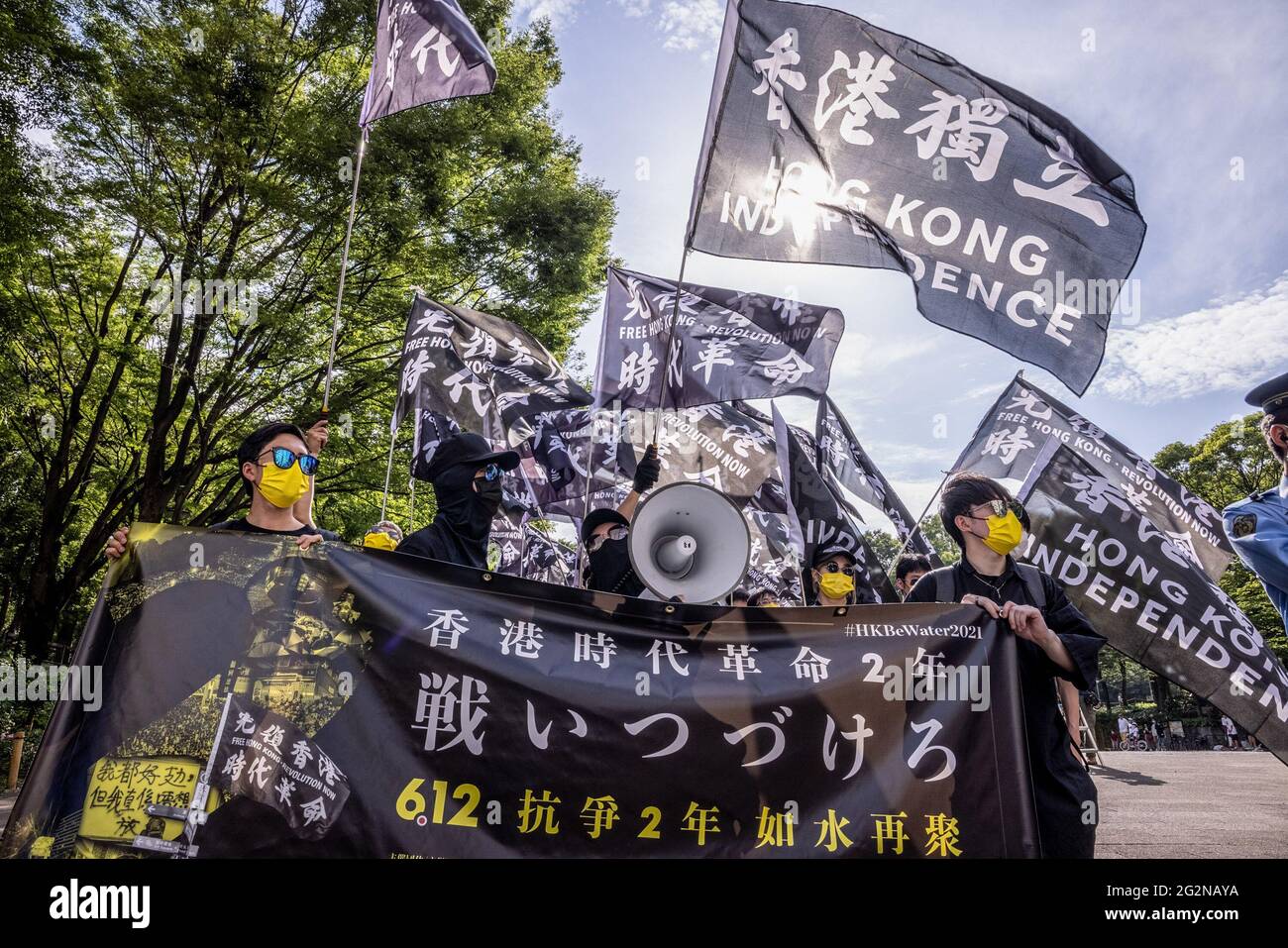 Tokyo, Giappone. 12 giugno 2021. Durante la dimostrazione, i dimostranti hanno in mano un banner e delle bandiere. I dimostranti pro-democrazia sono scesi in piazza a Shinjuku Giappone per celebrare il secondo anniversario del movimento anti-estradizione di Hong Kong. (Foto di Viola Kam/SOPA Images/Sipa USA) Credit: Sipa USA/Alamy Live News Foto Stock