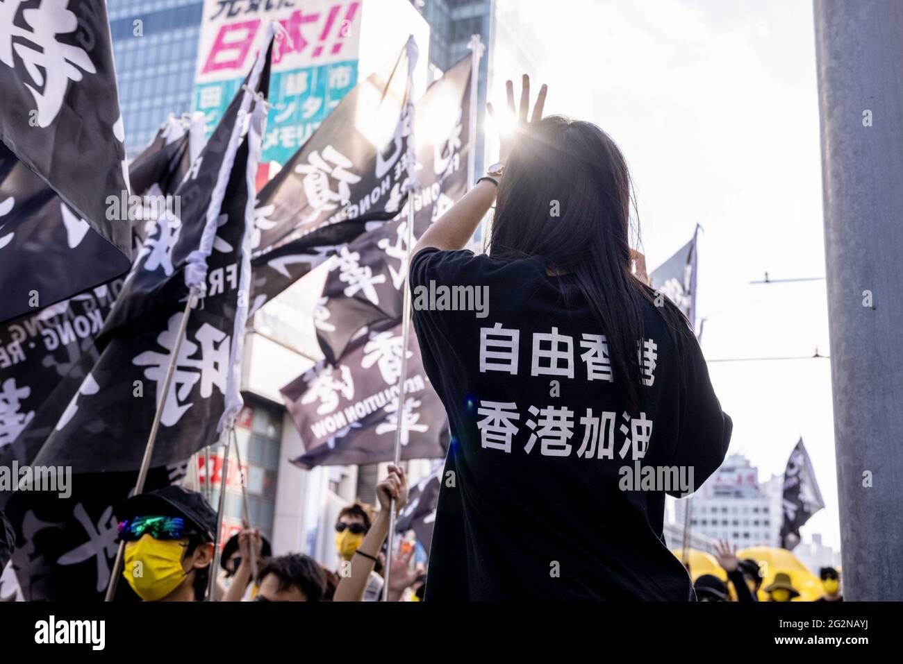 Tokyo, Giappone. 12 giugno 2021. Durante la dimostrazione, un protestore fa un segno "5 richieste nessuno meno". I dimostranti pro-democrazia sono scesi in piazza a Shinjuku Giappone per celebrare il secondo anniversario del movimento anti-estradizione di Hong Kong. (Foto di Viola Kam/SOPA Images/Sipa USA) Credit: Sipa USA/Alamy Live News Foto Stock