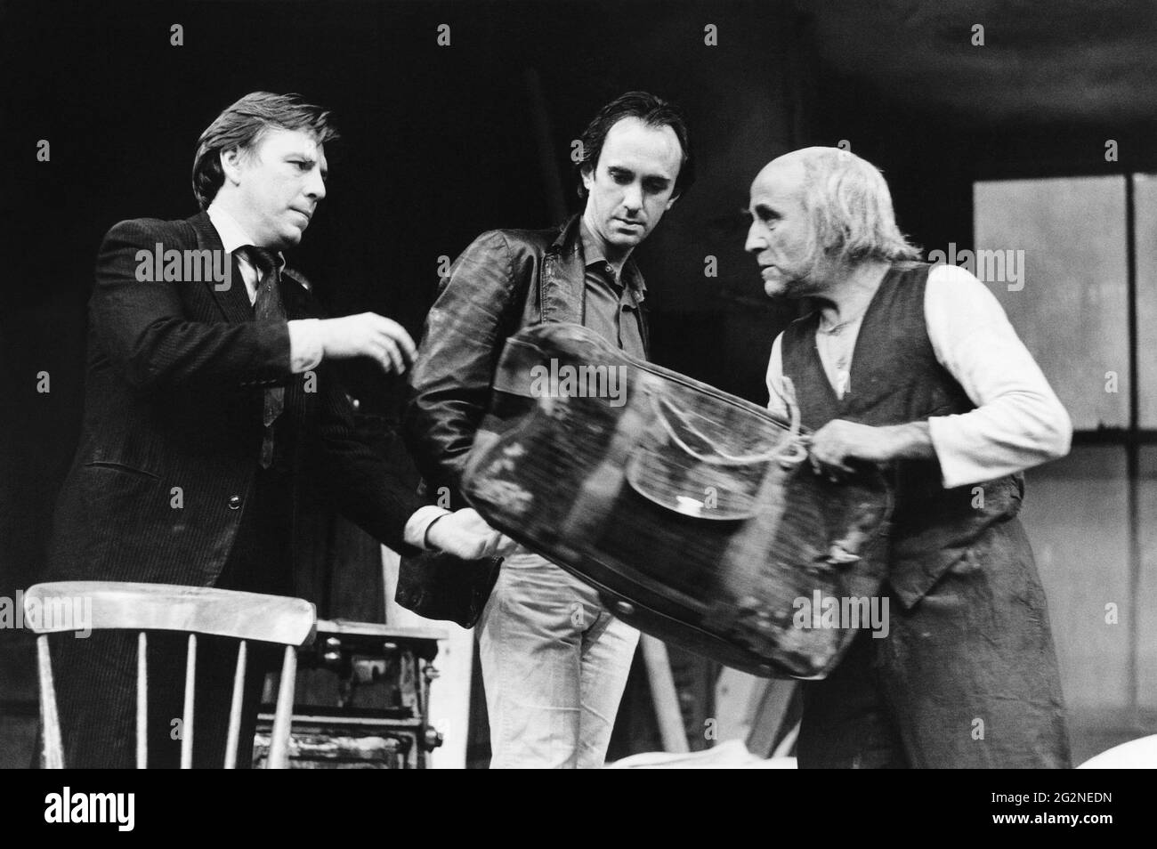 l-r: Kenneth Cranham (Aston), Jonathan Pryce (Mick), Warren Mitchell (Davies) nel CUSTODE di Harold Pinter al Lyttelton Theatre, National Theatre (NT), Londra SE1 11/11/1980 Set design: Eileen Diss Costumi: Barbara Kidd illuminazione: Mick Hughes regista: Kenneth Ives Foto Stock