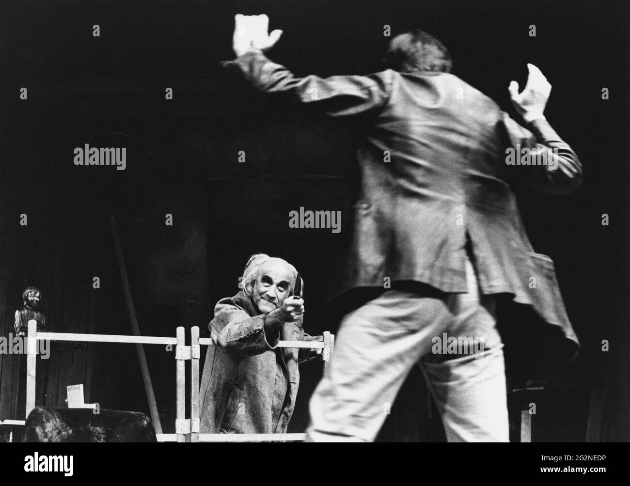 l-r: Warren Mitchell (Davies), Jonathan Pryce (Mick) nel CUSTODE di Harold Pinter al Lyttelton Theatre, Teatro Nazionale (NT), Londra SE1 11/11/1980 scenografia: Eileen Diss Costumi: Barbara Kidd illuminazione: Mick Hughes regista: Kenneth Ives Foto Stock