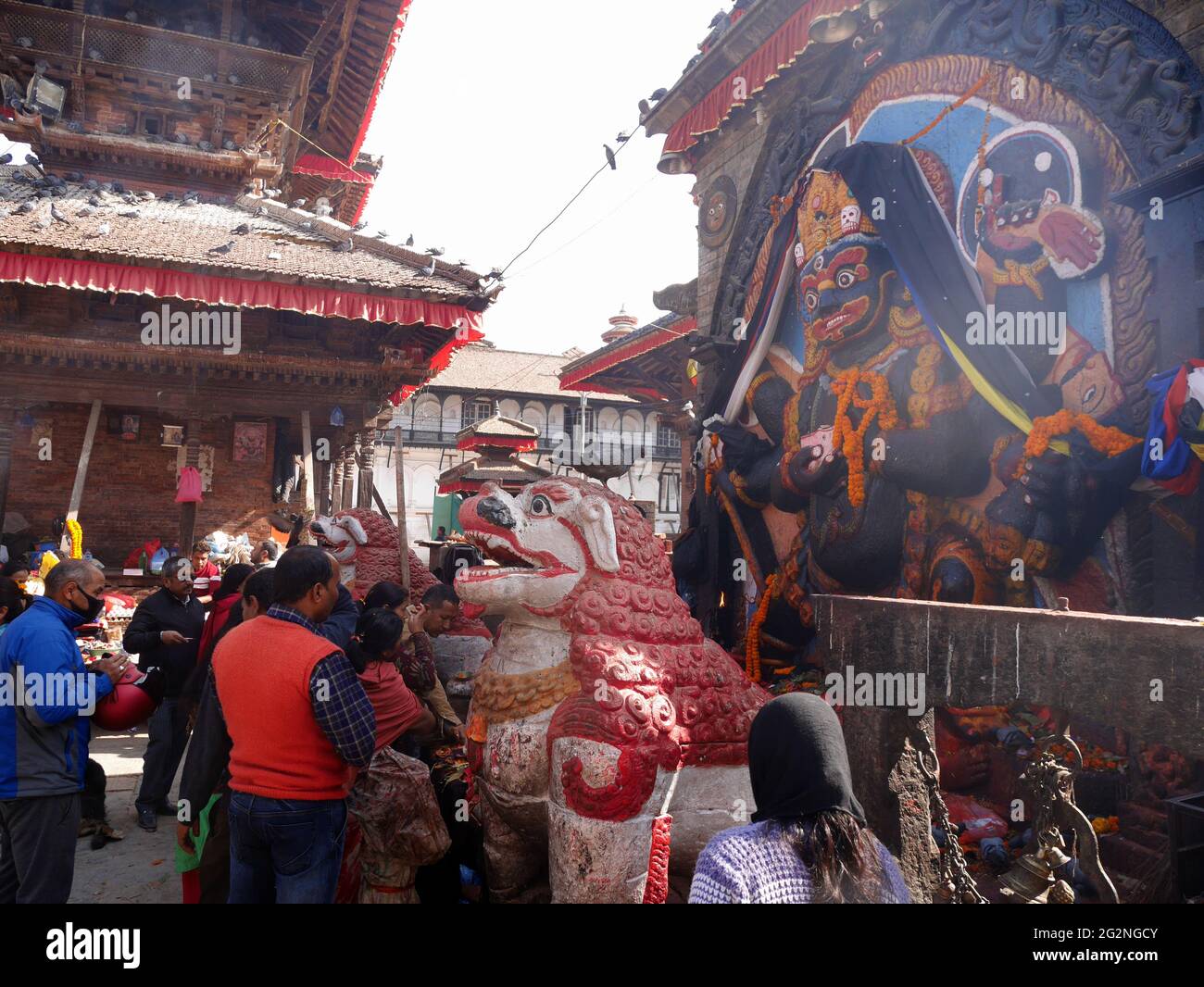 I viaggiatori del popolo nepalese visitano e rispettano le offerte di preghiera sacrificano la dea indù Kali o Kaal Bhairav o Kalika a Basantapur Durbar Kshetr Foto Stock