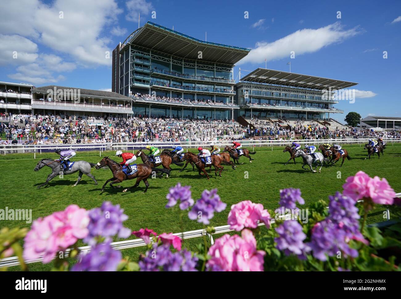 I primi Folio e Daniel Muscutt tornano a casa per vincere la Pavers Foundation Catherine Memorial Sprint handicap all'ippodromo di York. Data immagine: Sabato 12 giugno 2021. Foto Stock