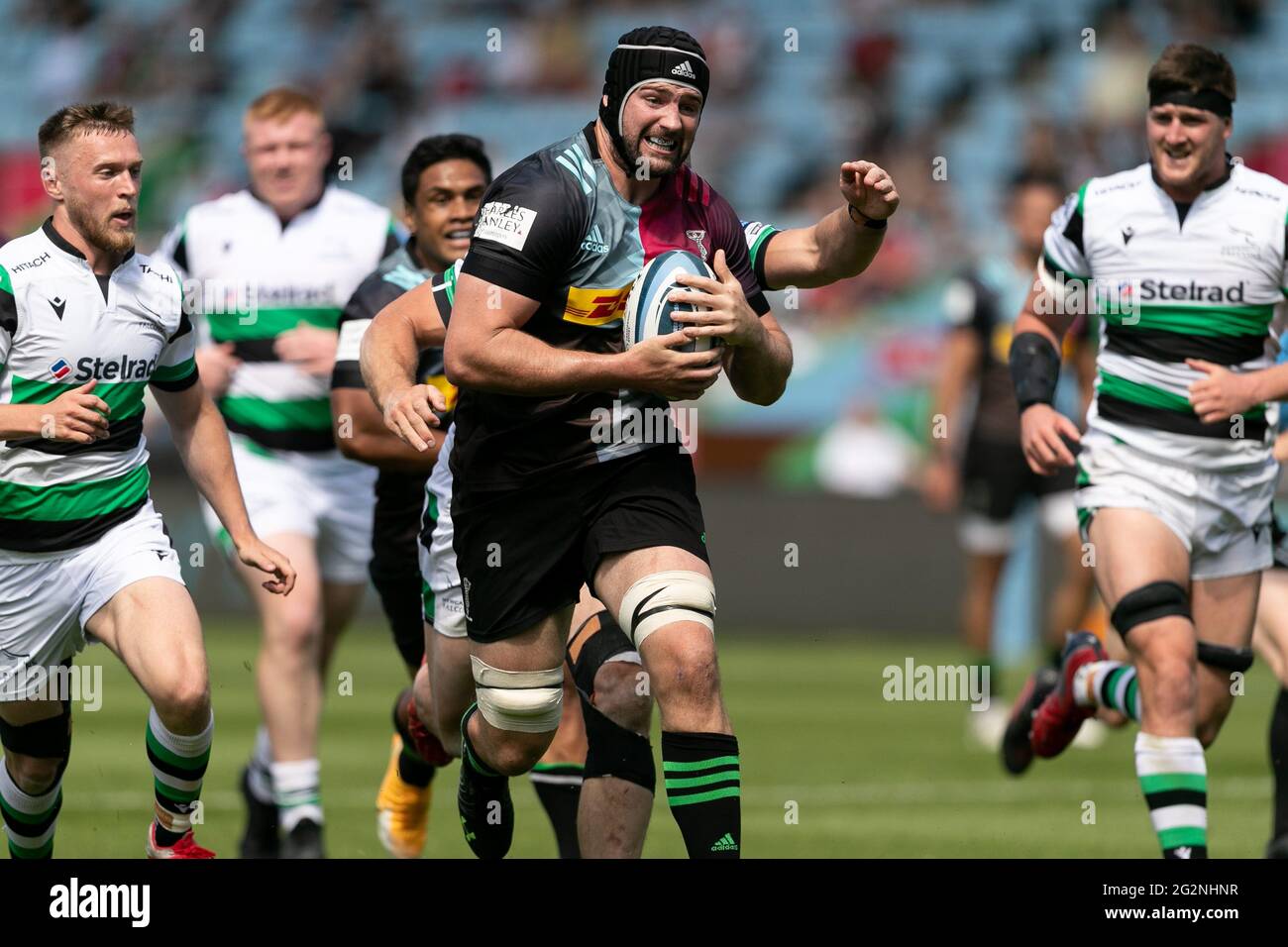 LONDRA, REGNO UNITO. 12 GIUGNO : Matt Symons of Harlequins corre con la palla durante la partita della Gallagher Premiership tra Harlequins e Newcastle Falcons a Twickenham Stoop, Londra, sabato 12 giugno 2021. (Credit: Juan Gasparini | MI News) Credit: MI News & Sport /Alamy Live News Foto Stock