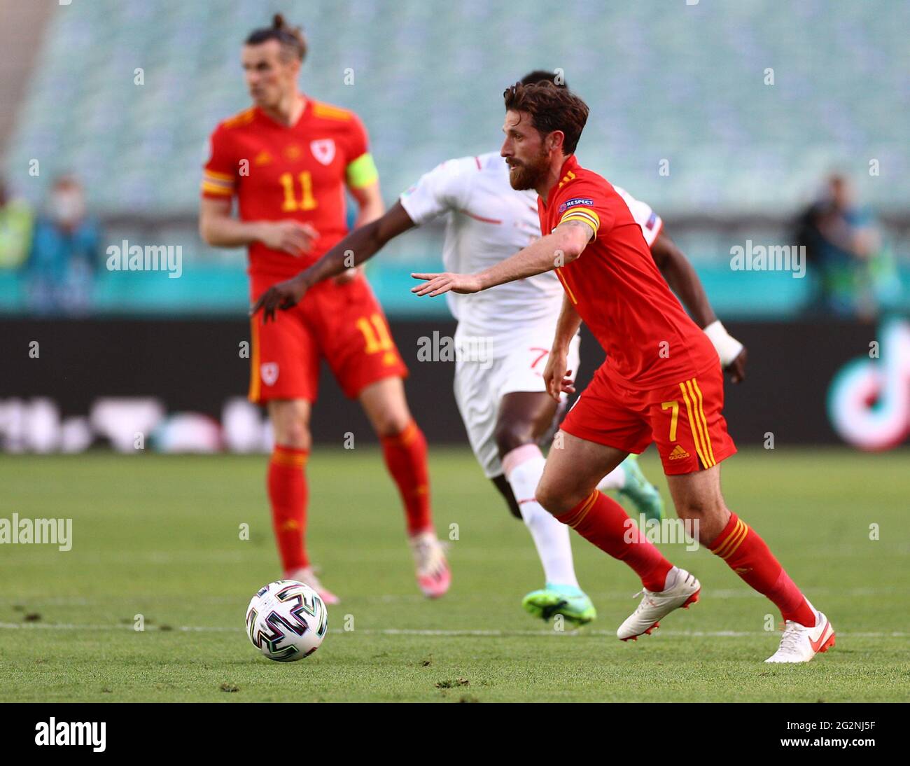 Joe Allen del Galles controlla la palla durante la partita UEFA Euro 2020 del Gruppo A allo Stadio Olimpico di Baku, Azerbaigian. Data immagine: Sabato 12 giugno 2021. Foto Stock