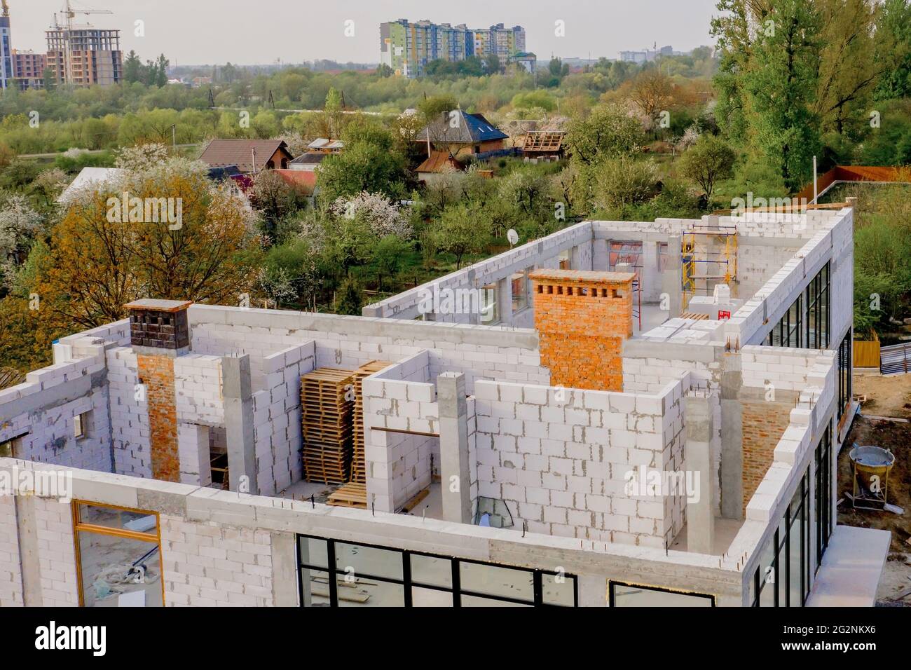 Cantiere di una casa in costruzione realizzata con blocchi di cemento in schiuma bianca. Costruzione di una nuova struttura di casa. Foto Stock