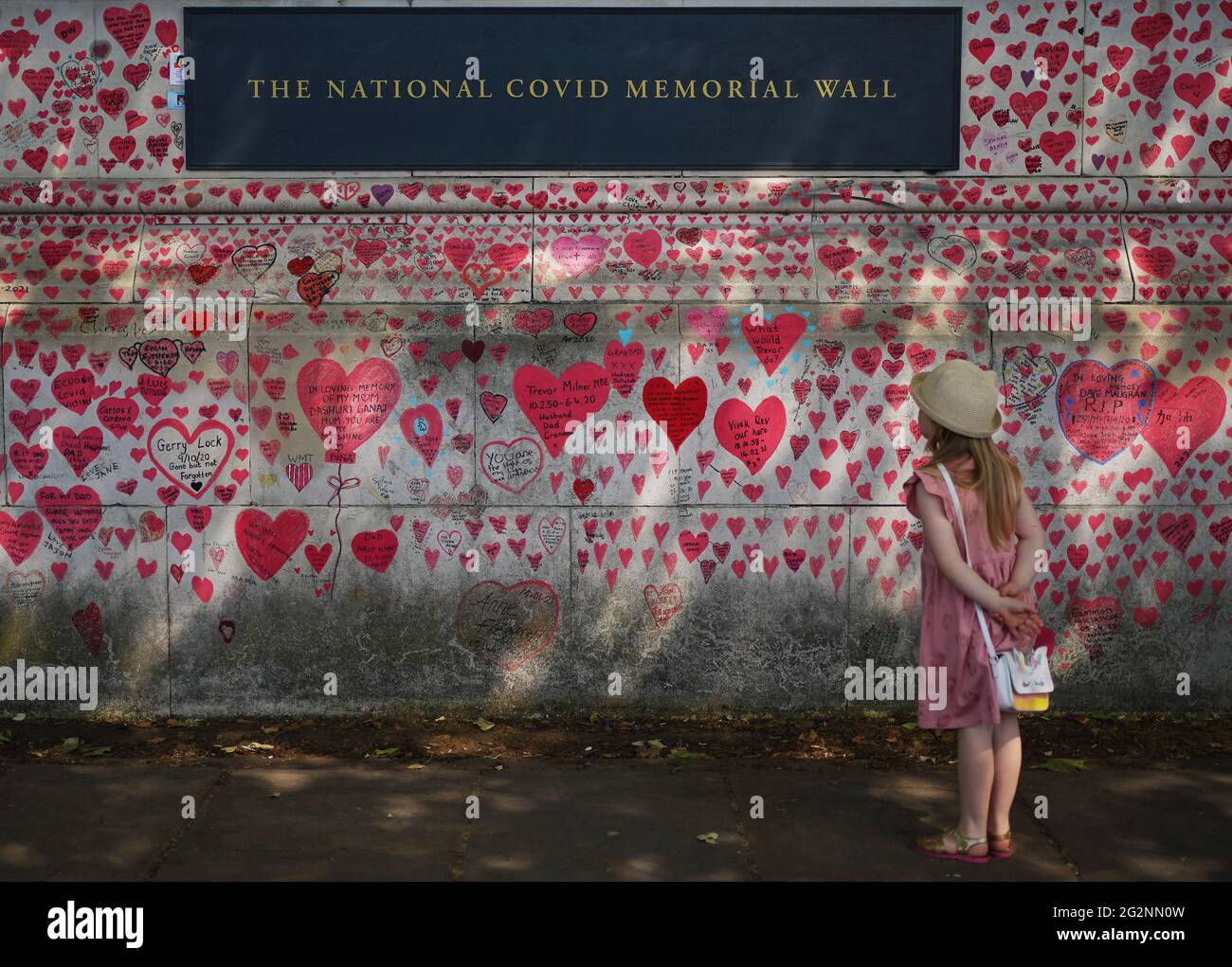 Un bambino che guarda il National Covid Memorial Wall sull'argine a Londra, dopo l'ulteriore allentamento delle restrizioni di blocco in Inghilterra. Data immagine: Sabato 12 giugno 2021. Foto Stock
