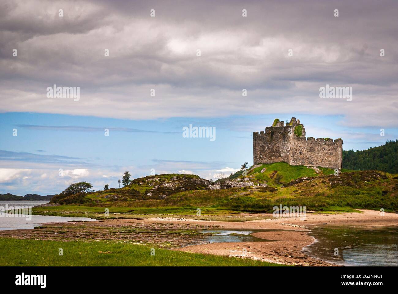 Un'estate, 3 scatti HDR immagine del castello di Tioram, una fortificazione di Clanranald del 12 secolo, su Eilean Tioram, Moidart, Scozia. 06 giugno 2011 Foto Stock