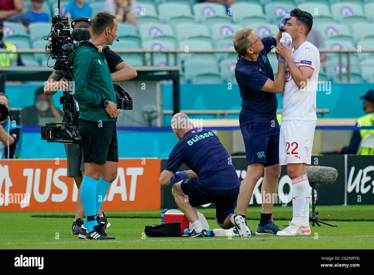 Fabian Schar, in Svizzera, riceve un trattamento per un infortunio durante la partita UEFA Euro 2020 del Gruppo A allo stadio olimpico di Baku, in Azerbaigian. Data immagine: Sabato 12 giugno 2021. Foto Stock