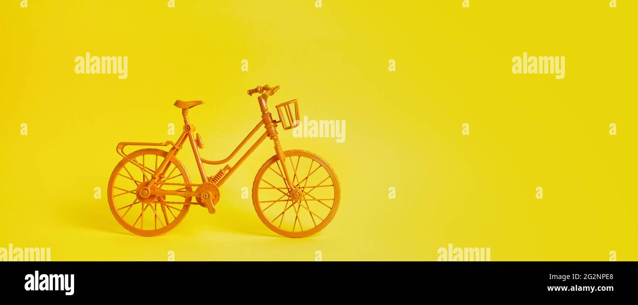 Il parcheggio per biciclette giallo vintage contro il muro giallo. Foto Stock
