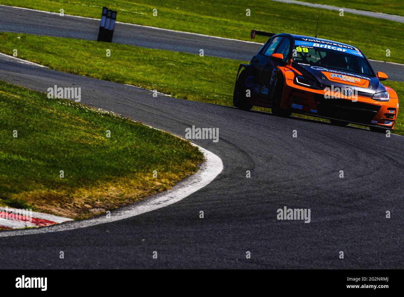 Oulton Park, Cheshire, Regno Unito. 12 giugno 2021. Jonathan Beeson e George Heler guidano il TCR di Sheard Autosport durante il campionato britannico Endurance / Praga Category Round 3 a Oulton Park, Cheshire, Inghilterra, il 12 giugno 2021. Foto di Jurek Biegus. Solo per uso editoriale, è richiesta una licenza per uso commerciale. Credit: Jurek Biegus/Alamy Live News Foto Stock