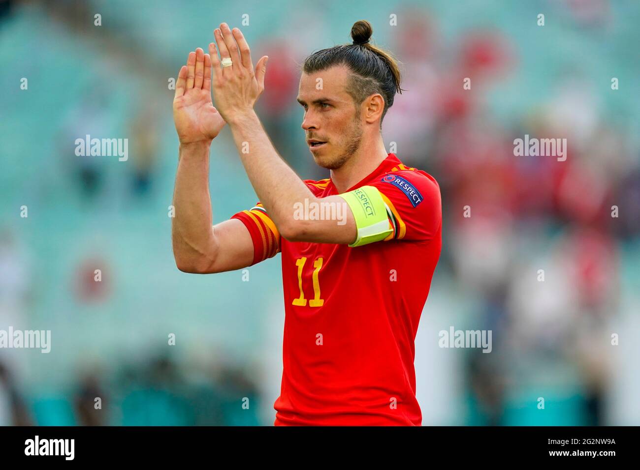 Il Wales Gareth Bale applaude i fan dopo la partita UEFA Euro 2020 del Gruppo A allo Stadio Olimpico di Baku, Azerbaigian. Data immagine: Sabato 12 giugno 2021. Foto Stock