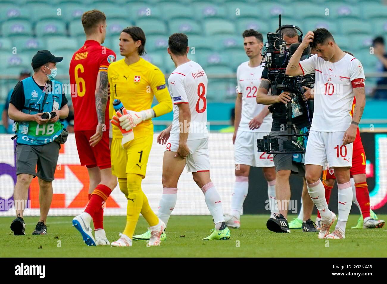 Granit Xhaka (a destra) della Svizzera dopo la partita UEFA Euro 2020 allo stadio olimpico di Baku, Azerbaigian. Data immagine: Sabato 12 giugno 2021. Foto Stock