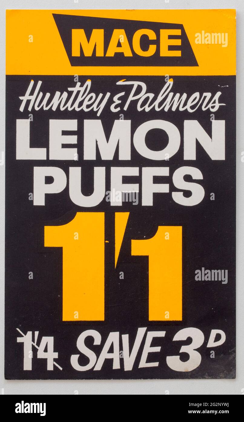 Vinatge 1960s Mace Shop Pubblicità Prezzo Display Card - Puffs al limone di Huntley e Palmers Foto Stock