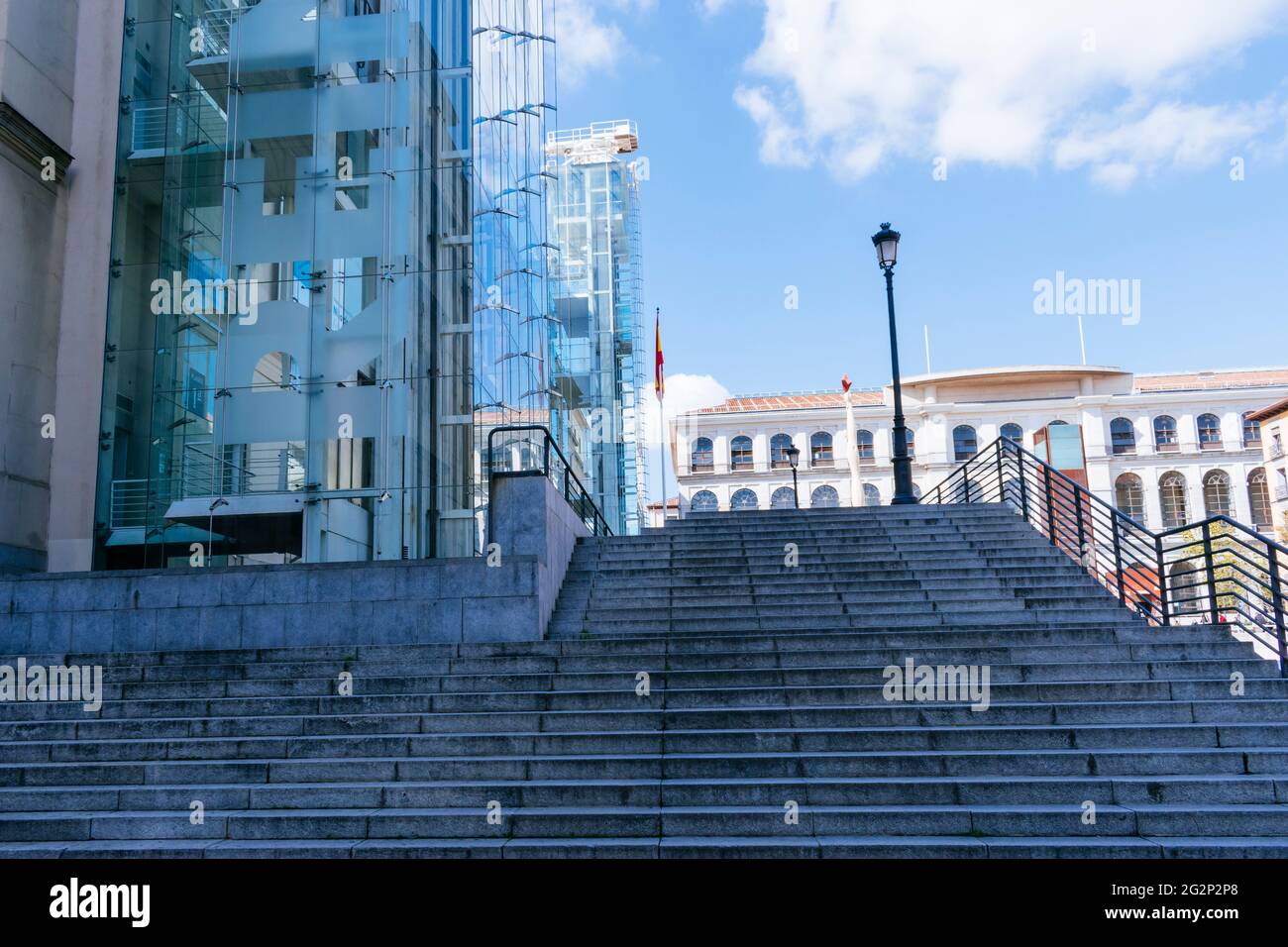 I famosi ascensori in vetro e le scale di accesso. Il Museo Nacional Centro de Arte Reina Sofía, Queen Sofia National Museum Art Center, MNCARS, IS Spa Foto Stock