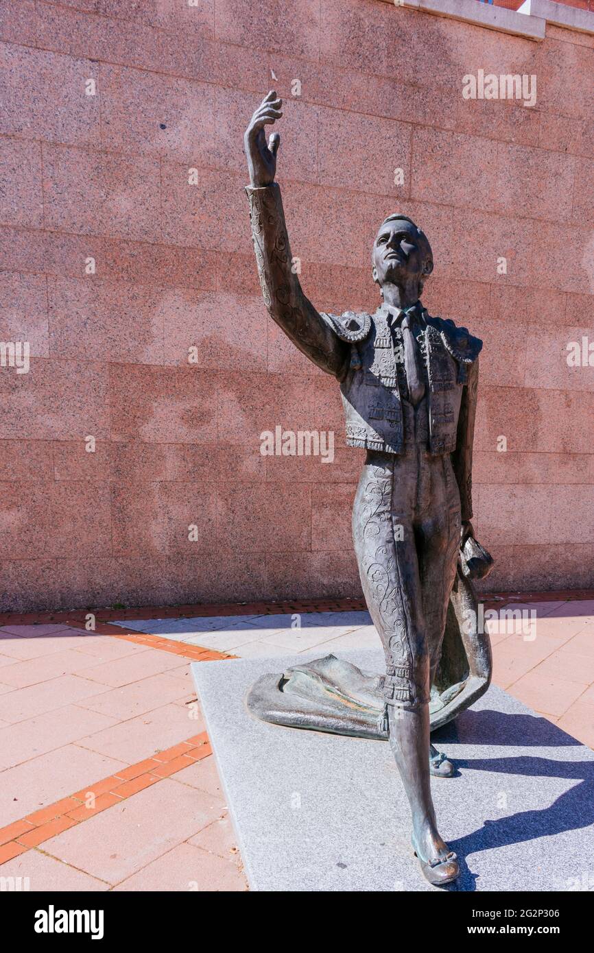 Statua omaggio al bullfighter Luís Miguel Dominguín, realizzato dallo scultore Ramón Aymerich. la plaza de toros de Las Ventas, conosciuta semplicemente come Las VE Foto Stock