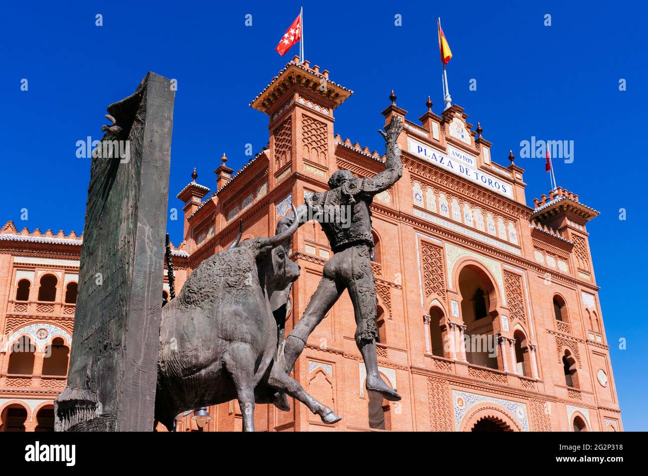 Monumento realizzato dallo scultore Luis Sanguino come tributo al bullfighter José Cubero 'Yiyo' accanto alla 'Grande porta', Puerta Grande chiamato anche la G. Foto Stock