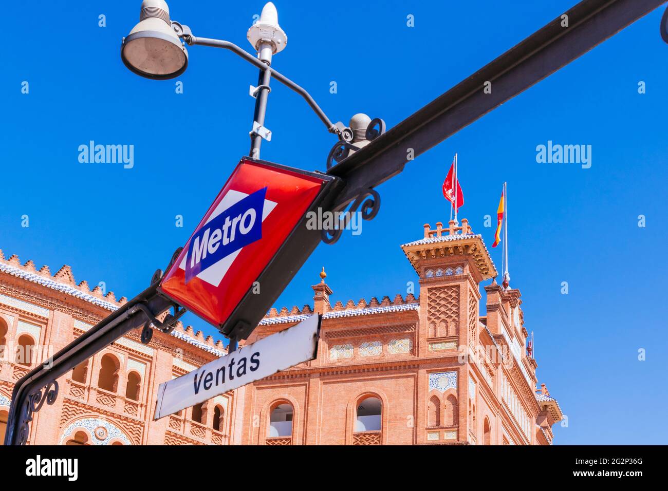 Cartello alla stazione della metropolitana. Plaza de toros de Las Ventas, conosciuta semplicemente come Las Ventas, è la più grande arena di corrida della Spagna, situata nel Guindal Foto Stock