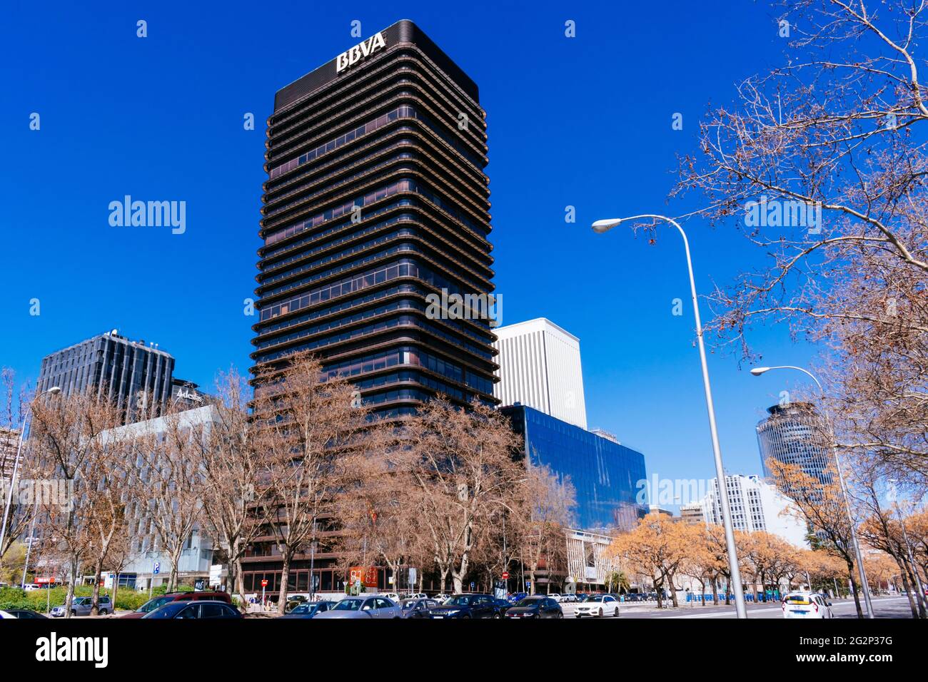 Il Castellana 81, precedentemente noto come Torre BBVA, è un grattacielo di 107m a Madrid, in Spagna, all'interno del quartiere finanziario dell'AZCA, ed è curre Foto Stock