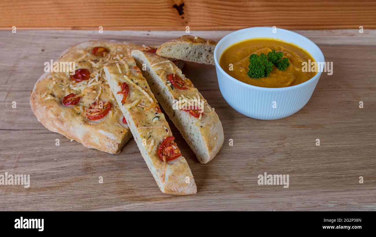 Tradizionale foccacia italiana ripieno di formaggio con erbe di prosciutto e pomodoro Foto Stock