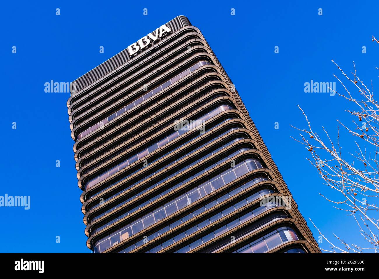 Dettaglio. Il Castellana 81, precedentemente noto come Torre BBVA, è un grattacielo di 107m a Madrid, in Spagna, all'interno del distretto finanziario AZCA, e. Foto Stock