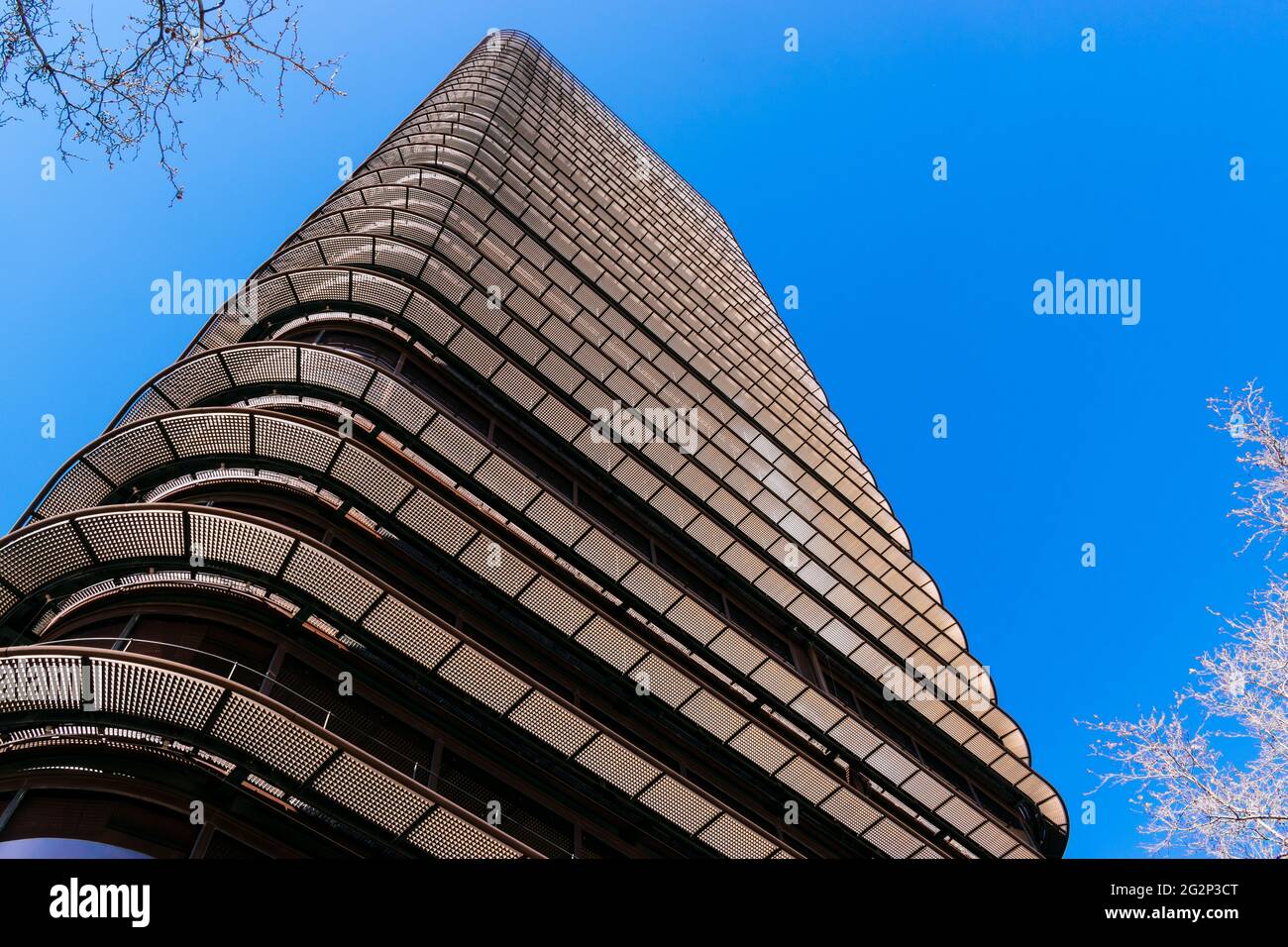 Dettaglio. Il Castellana 81, precedentemente noto come Torre BBVA, è un grattacielo di 107m a Madrid, in Spagna, all'interno del distretto finanziario AZCA, e. Foto Stock