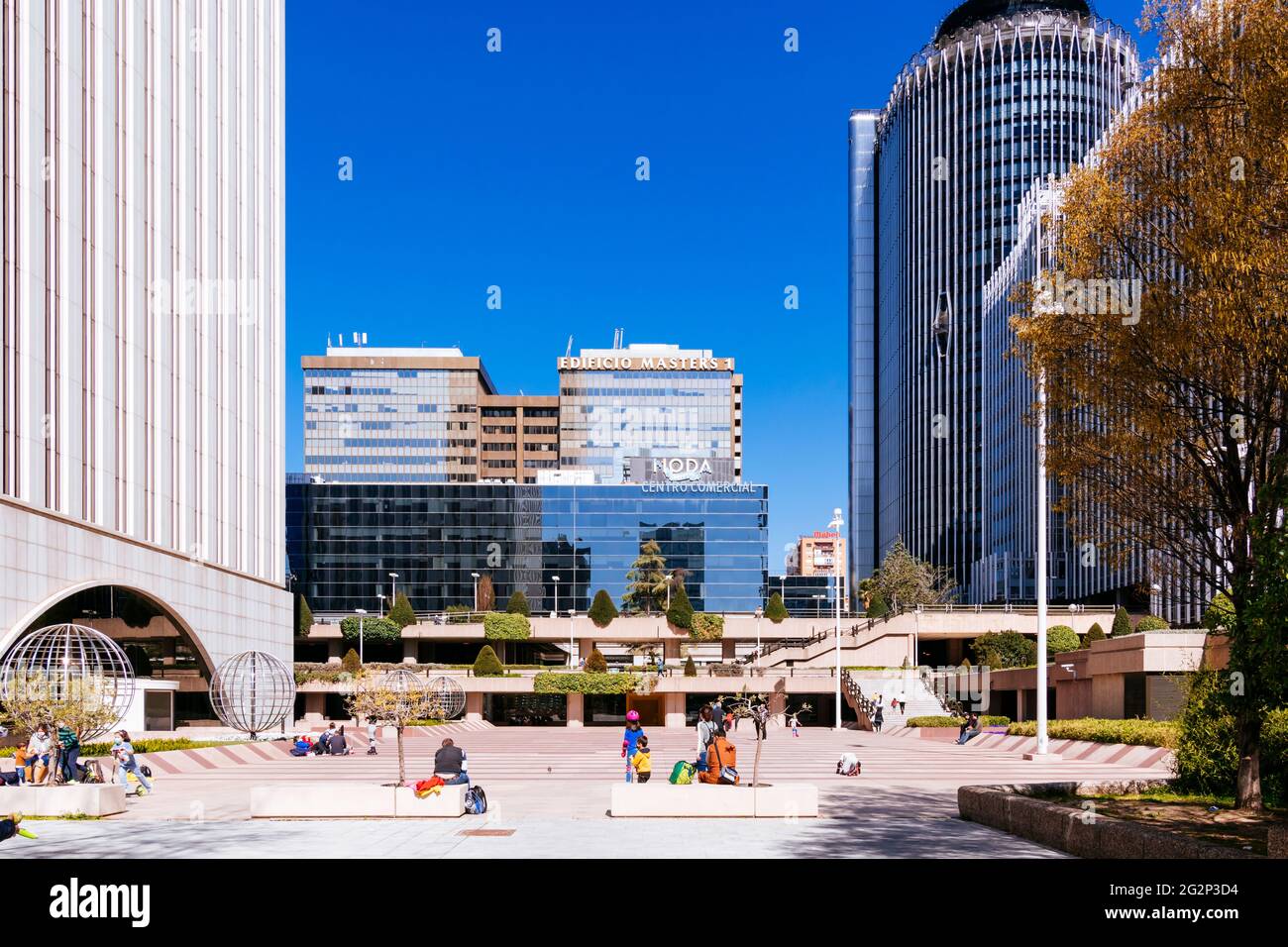 Piazza Picasso. Torre Picasso sulla sinistra e Torre Europa sulla destra. Quartiere degli affari di Azca. Madrid, Spagna, Europa Foto Stock