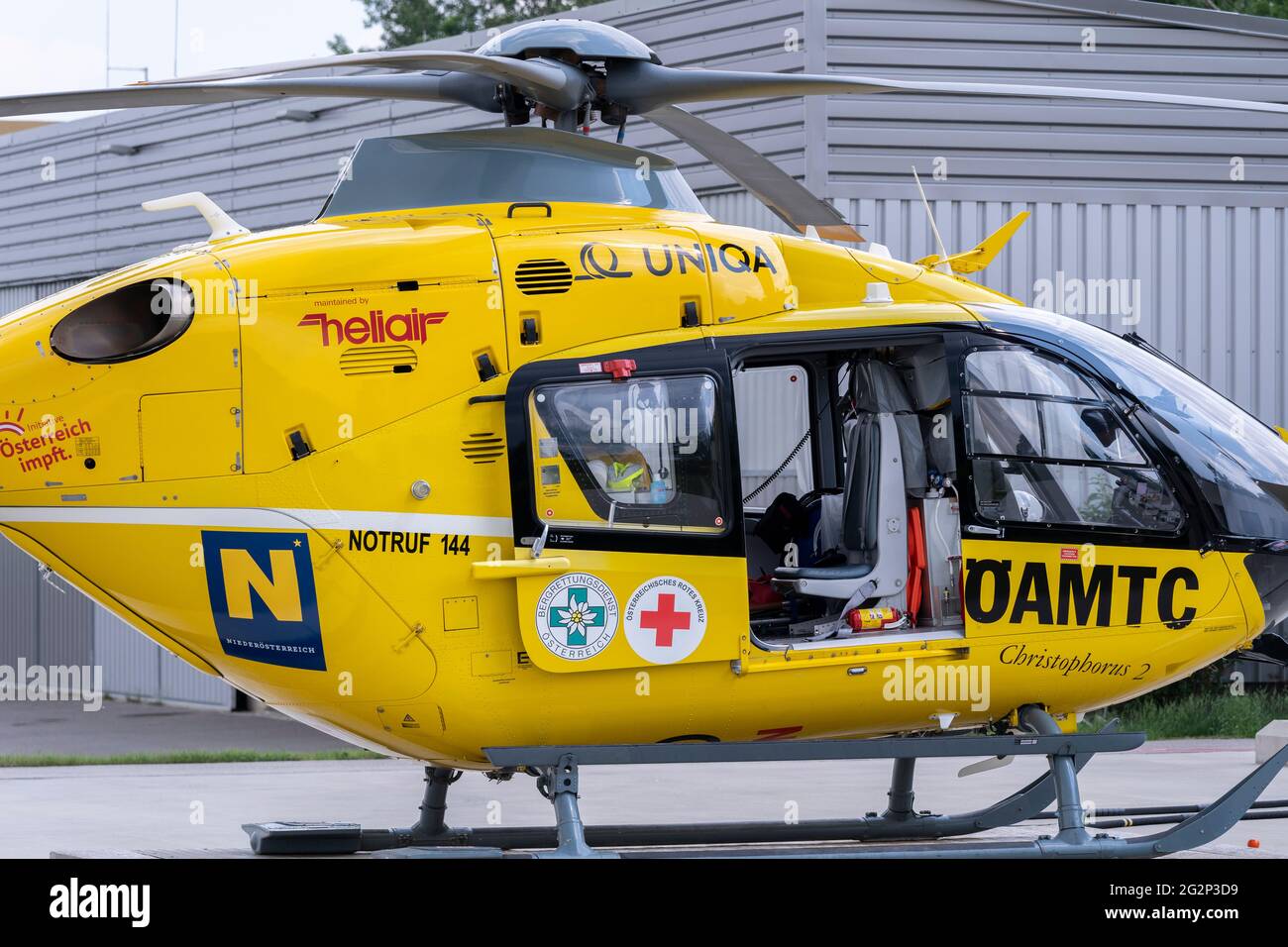 ÖAMTC-Flugrettung Christophorus 2 - il secondo elicottero medico di emergenza in Austria, operante dal campo di aviazione di Gneixendorf, bassa Austria Foto Stock