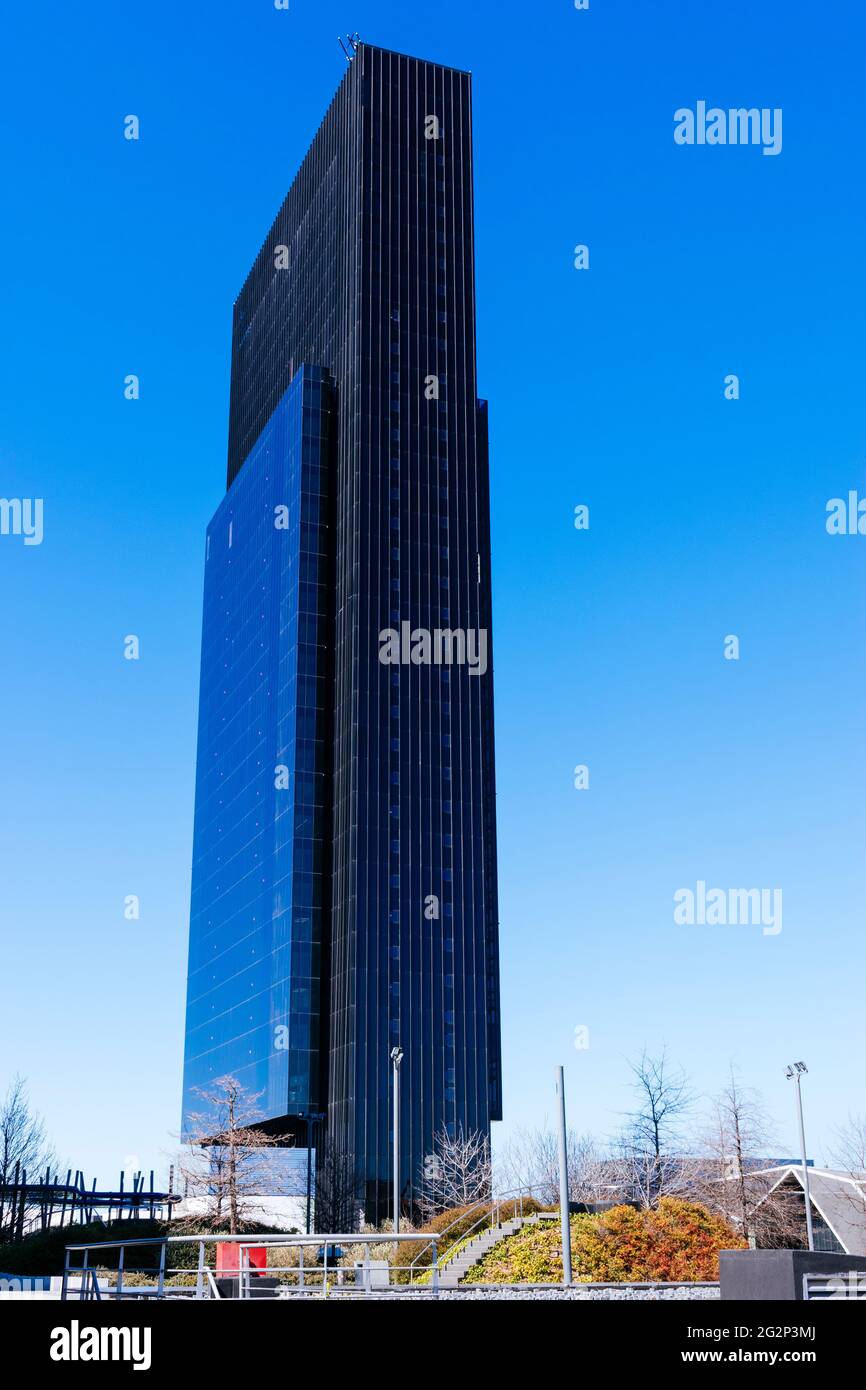 La Torre Caleido è alta 181 metri. È conosciuta come Quinta Torre, Quinta Torre, in quanto si trova vicino agli altri quattro grattacieli del Cuatro Foto Stock