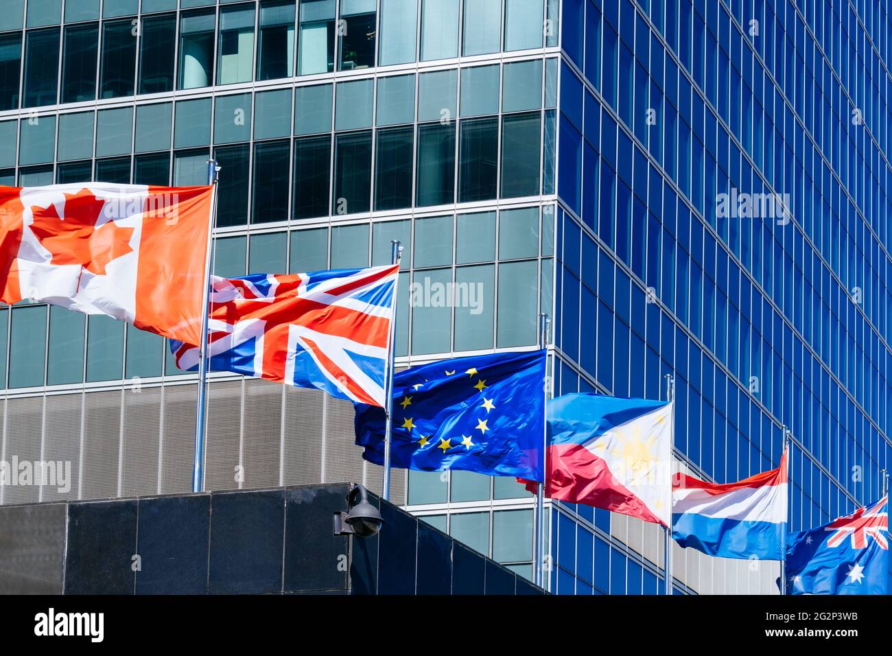 Bandiere delle delegazioni diplomatiche che hanno uffici nell'edificio. La Torre Espacio - Space Tower è un grattacielo di Madrid, Spagna, che misura 230 Foto Stock