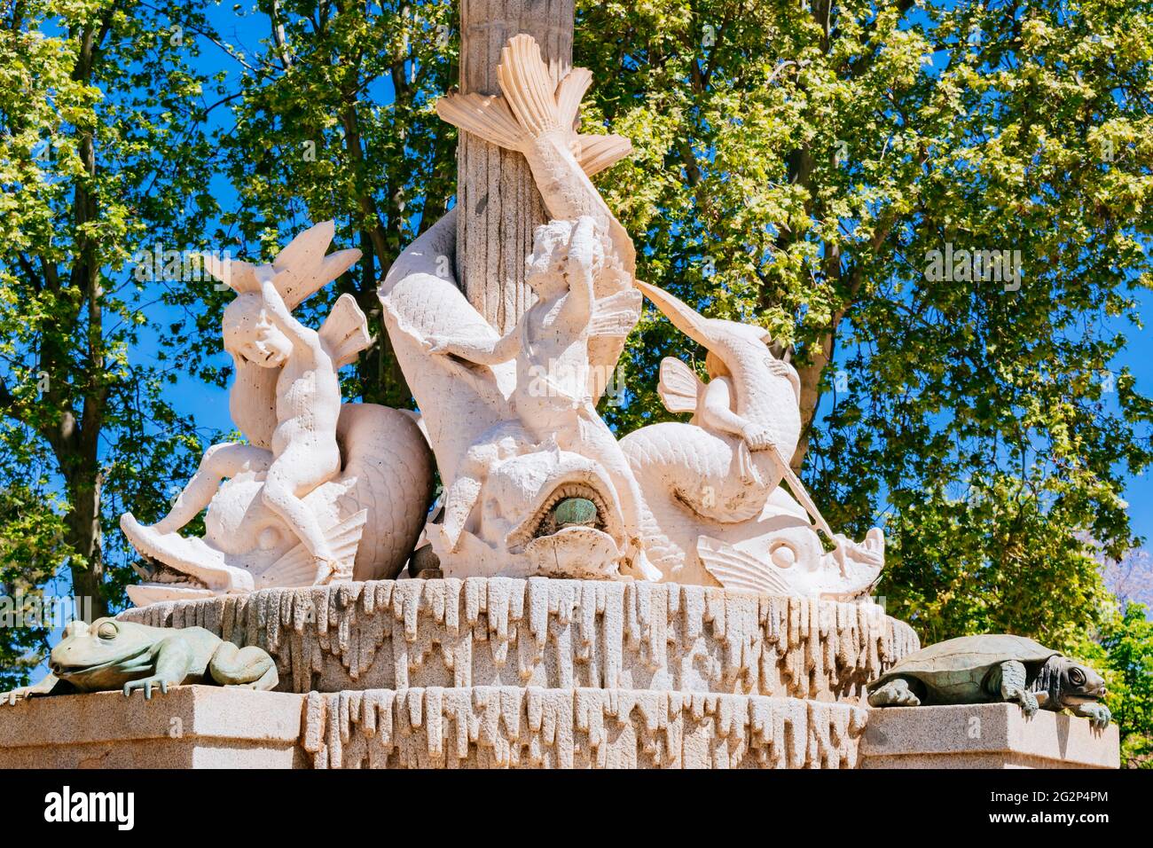 Dettaglio. Fontana di Galápagos o Fontana di Isabella II - Fuente de los Galápagos o Fuente de Isabel II Il Parco del Buen Retiro - Parque del Buen Retiro, illuminato Foto Stock