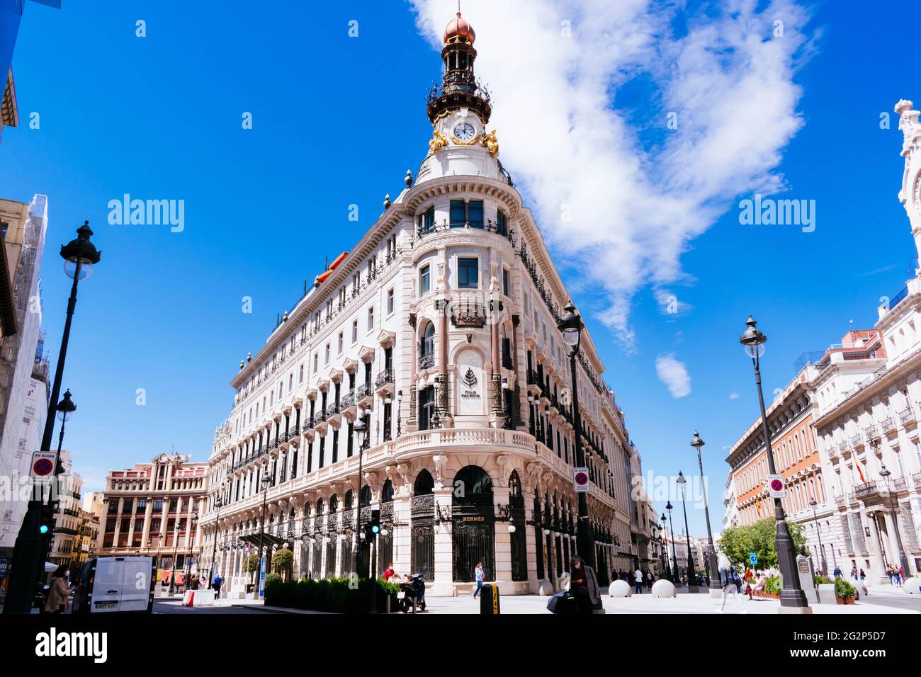 Il Four Seasons Hotel Madrid, nuovo hotel di lusso a Madrid. Situato nel centro di Madrid e a pochi passi dalla Puerta del Sol, l'edificio era o. Foto Stock