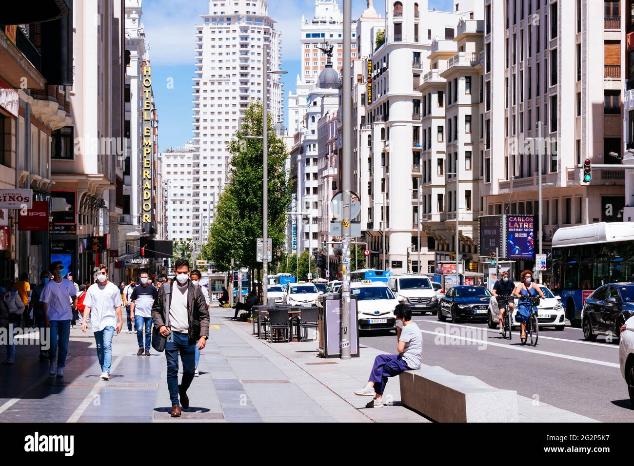 Gran Vía durante la pandemia COVID-19. La Gran Vía, Great Way, è una spianata urbana nel centro di Madrid, Spagna. Conduce da Calle de Alcalá a Pl Foto Stock