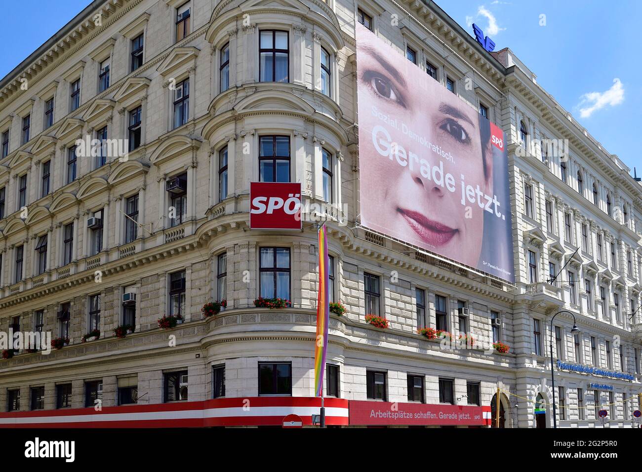 Vienna, Austria. Vienna Pride mese 2021. Bandiera arcobaleno sulla sede di SPÖ (Partito socialdemocratico austriaco) Foto Stock