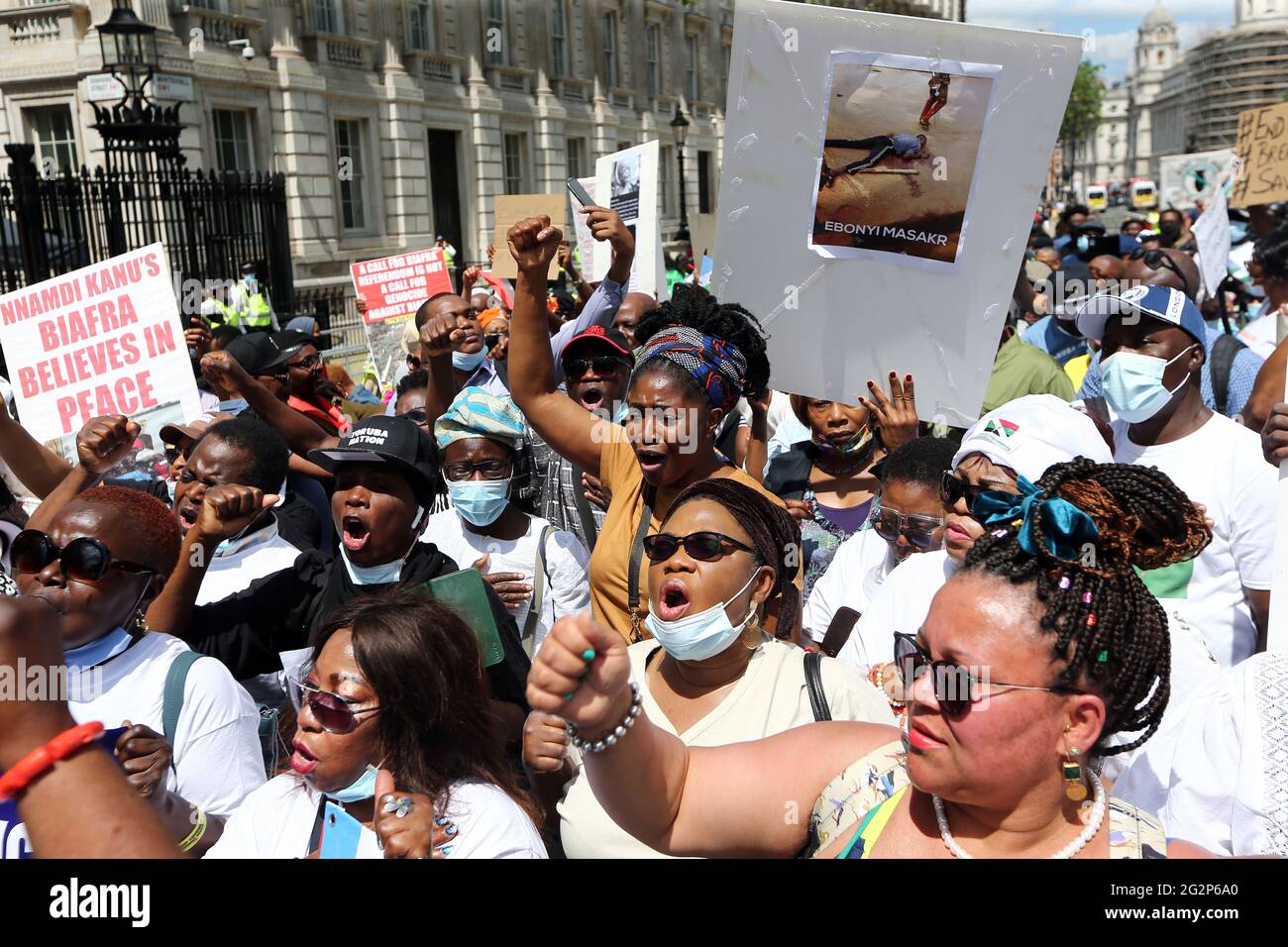 Londra, Inghilterra, Regno Unito. 12 giugno 2021. I manifestanti della nazione pro-Yoruba hanno in scena una manifestazione contro il presidente nigeriano Muhammadu Buhari nel centro di Londra in occasione della nuova Giornata della democrazia in Nigeria, il 12 giugno. I manifestanti chiedono l'autodeterminazione per la gente di Yoruba. Credit: Tayfun Salci/ZUMA Wire/Alamy Live News Foto Stock