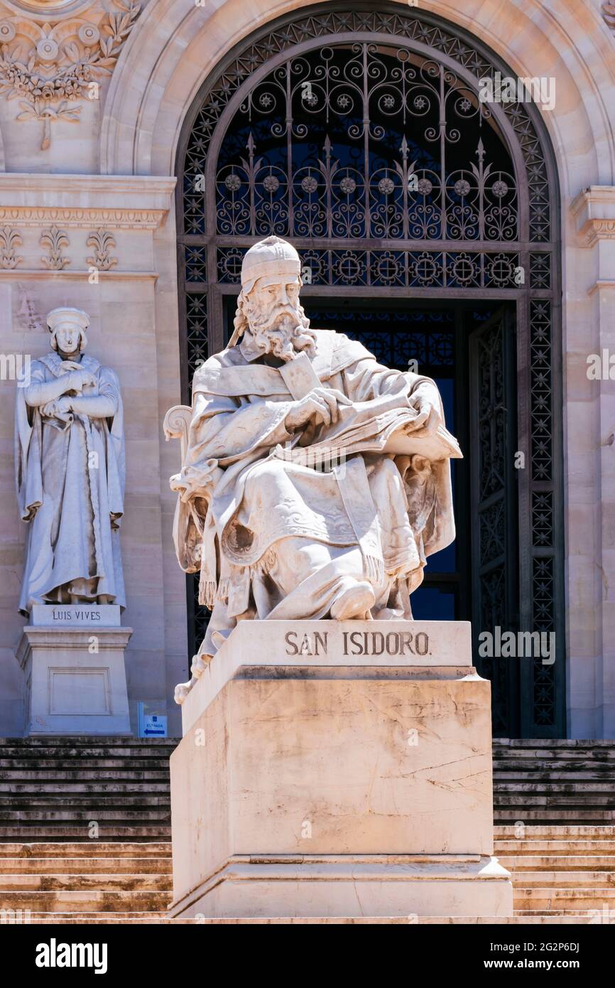 Statua di Isidore di Siviglia di José Alcoverro, 1892, fuori dalla Biblioteca Nacional de España. Isidore di Siviglia era uno studioso e un chierico spagnolo. Foto Stock