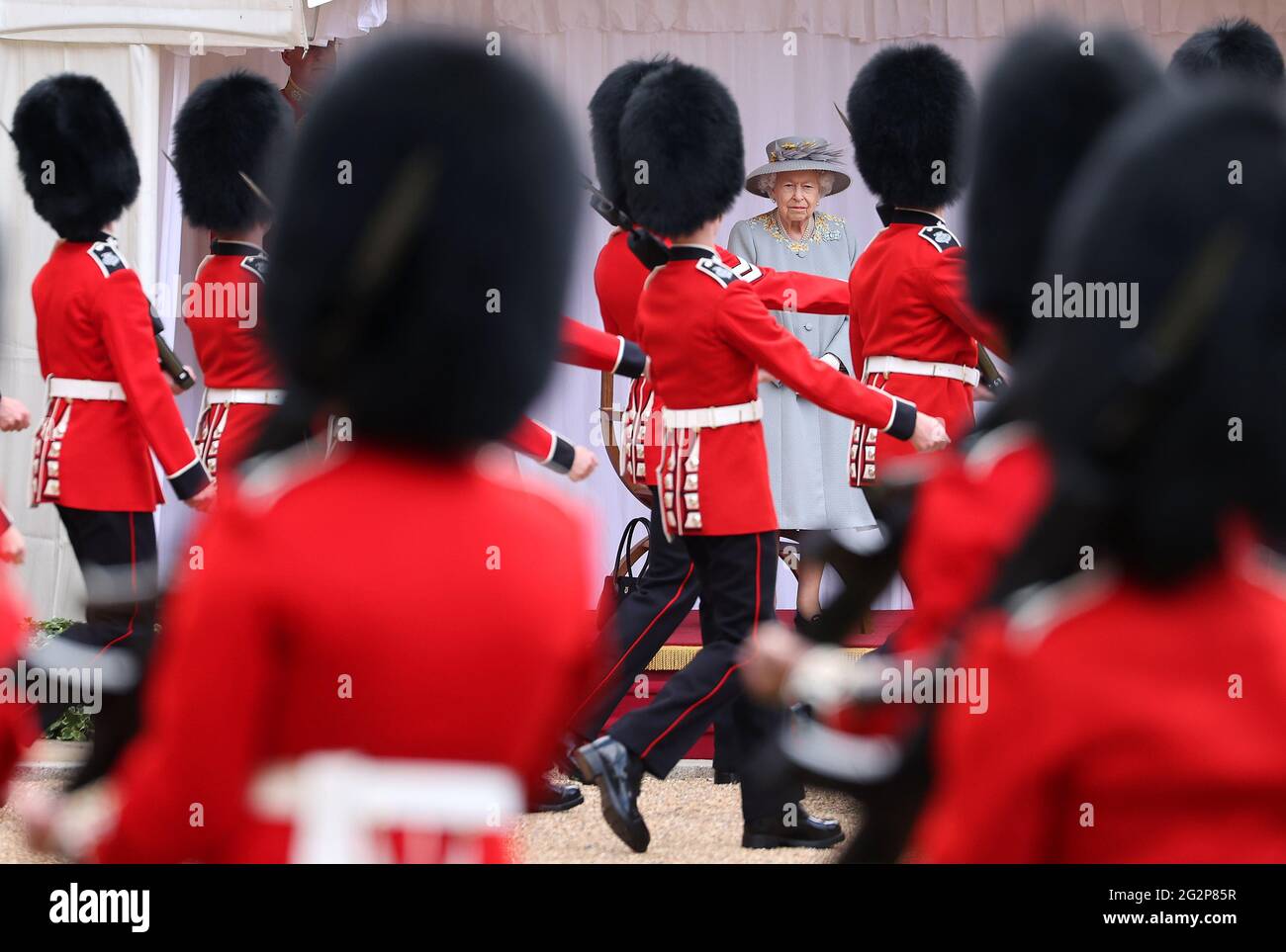 La Regina Elisabetta II durante una cerimonia al Castello di Windsor nel Berkshire per celebrare il suo compleanno ufficiale. Data immagine: Sabato 12 giugno 2021. Foto Stock