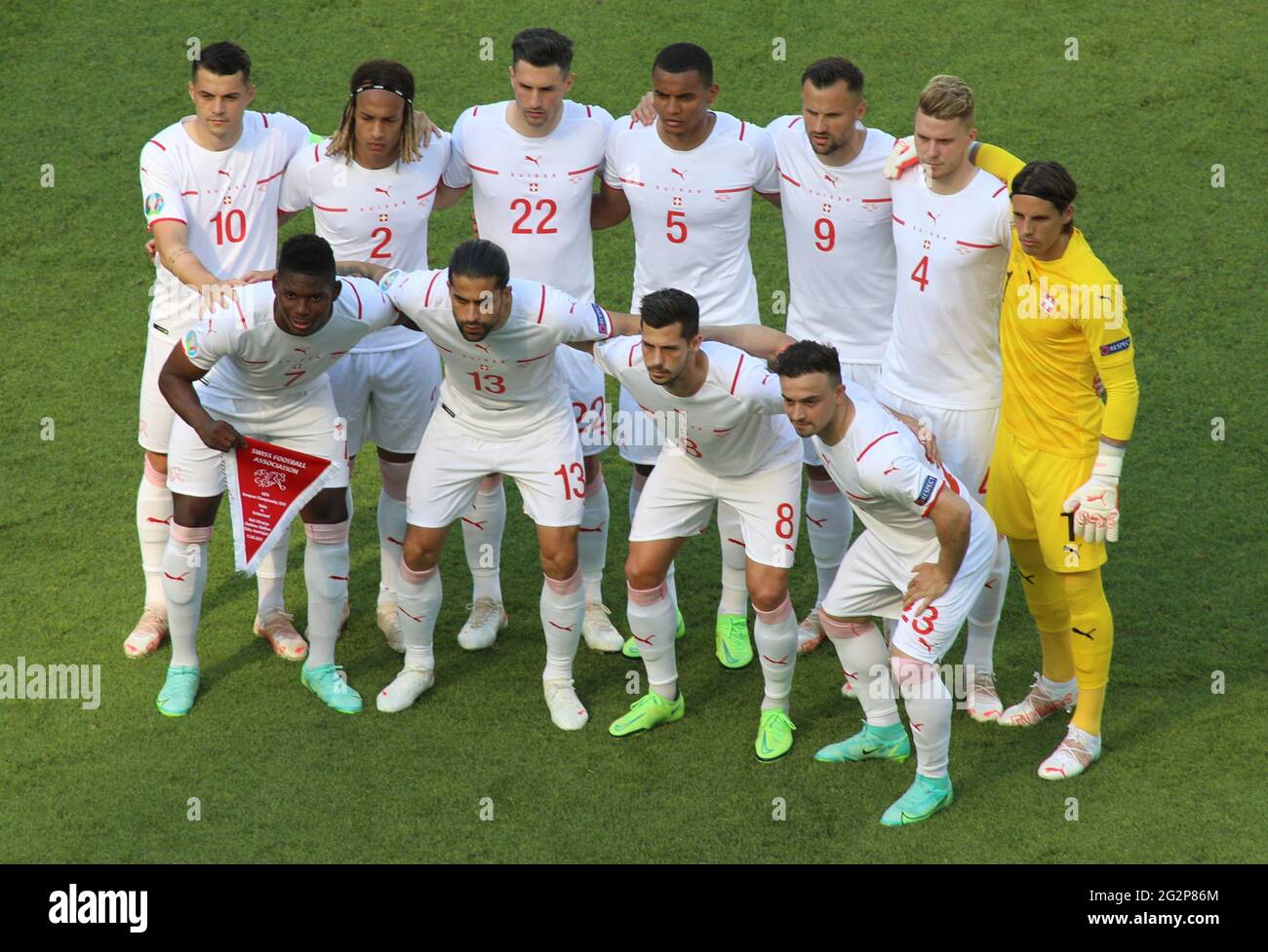 I giocatori della Svizzera si allineano prima della partita UEFA Euro 2020 allo Stadio Olimpico di Baku, Azerbaigian. Data immagine: Sabato 12 giugno 2021. Foto Stock